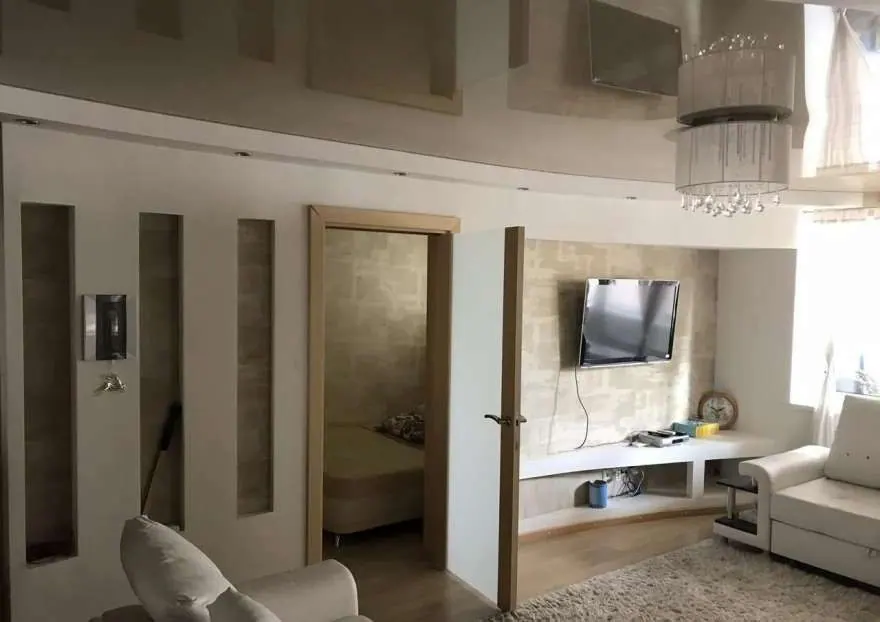 Двухуровневый потолок в гостиную — Новосибирск, проспект Димитрова, 7, фото 1